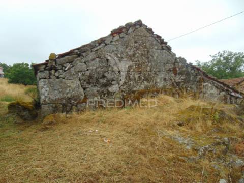 Terreno com 2 casas em pedra e espigueiro