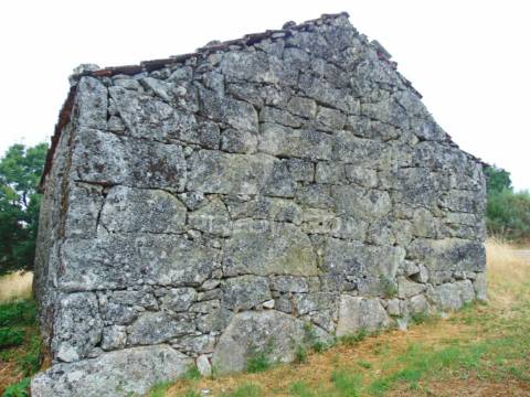 Terreno com 2 casas em pedra e espigueiro