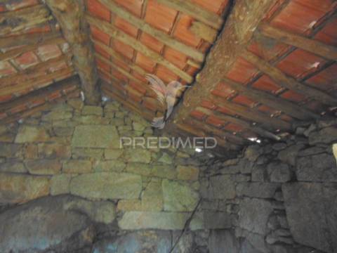 Terreno com 2 casas em pedra e espigueiro