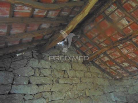 Terreno com 2 casas em pedra e espigueiro