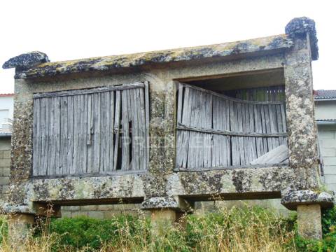Terreno com 2 casas em pedra e espigueiro