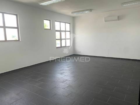 Escritórios amplos e espaçosos em évora