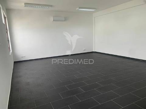 Escritórios amplos e espaçosos em évora