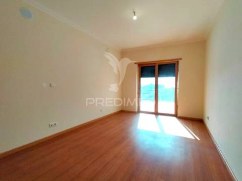 Apartamento t3 c/ terraço e garagem | mafra
