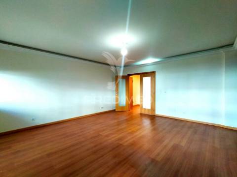 Apartamento t3 c/ terraço e garagem | mafra