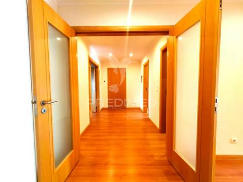 Apartamento t3 c/ terraço e garagem | mafra