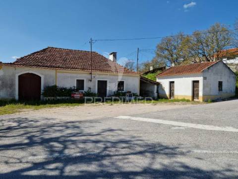 Moradia para restauro junto ao castelo de ourém
