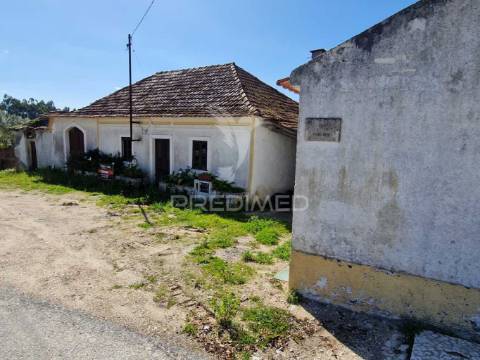 Moradia para restauro junto ao castelo de ourém