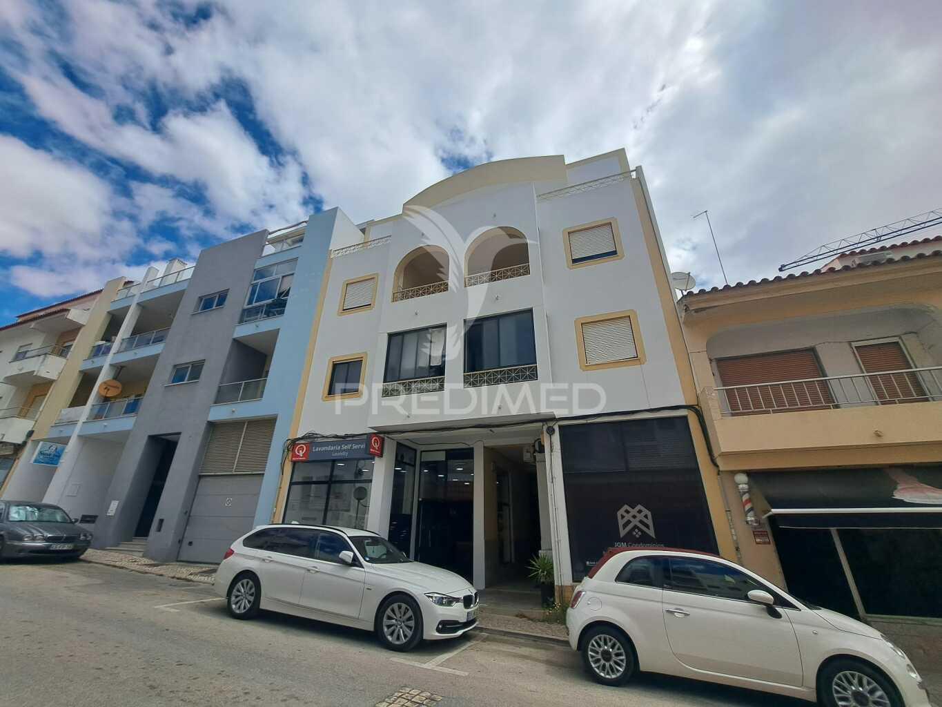 Fração comercial transformada em apartamento t4 - lagoa