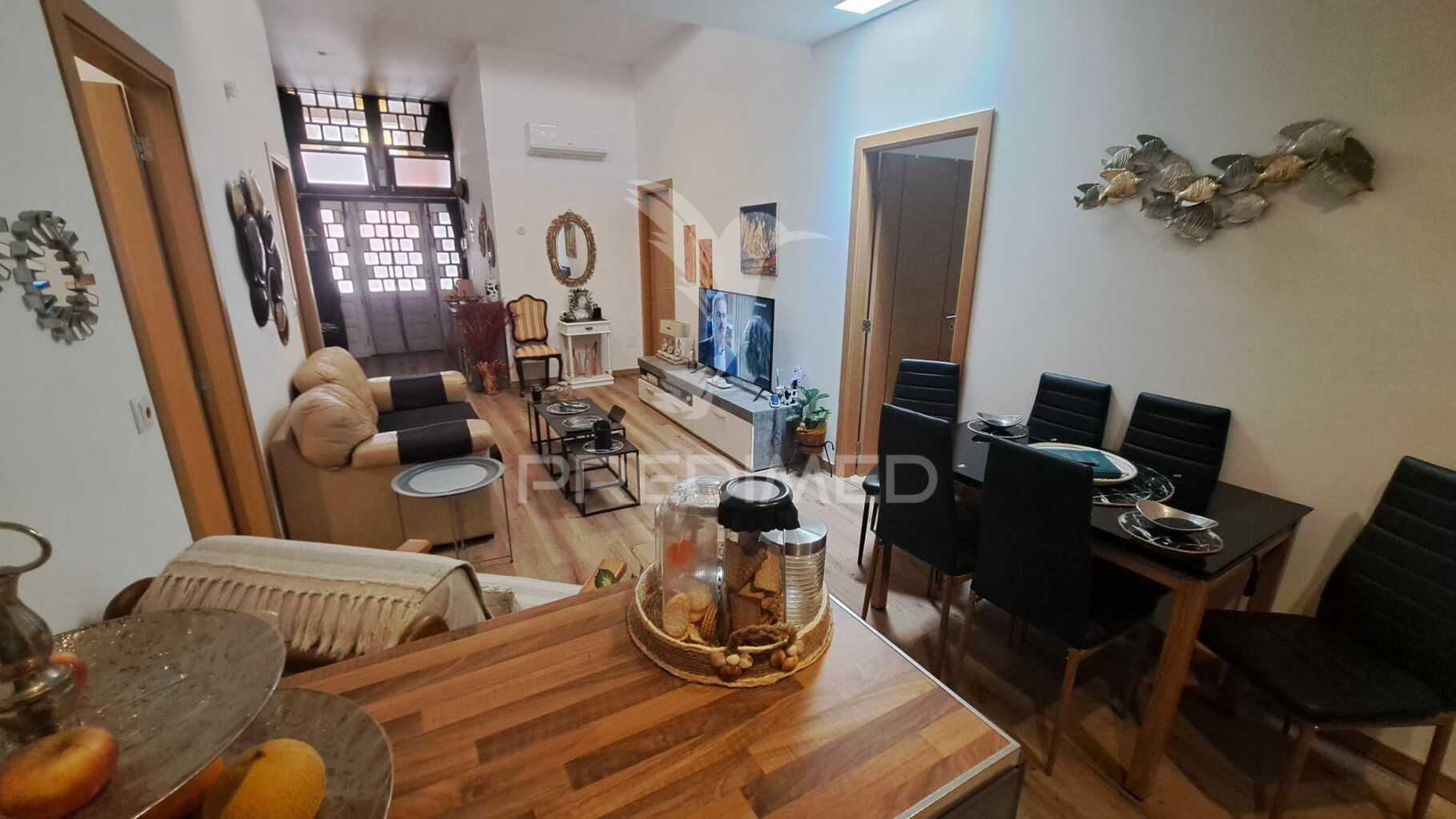 Fração comercial transformada em apartamento t4 - lagoa