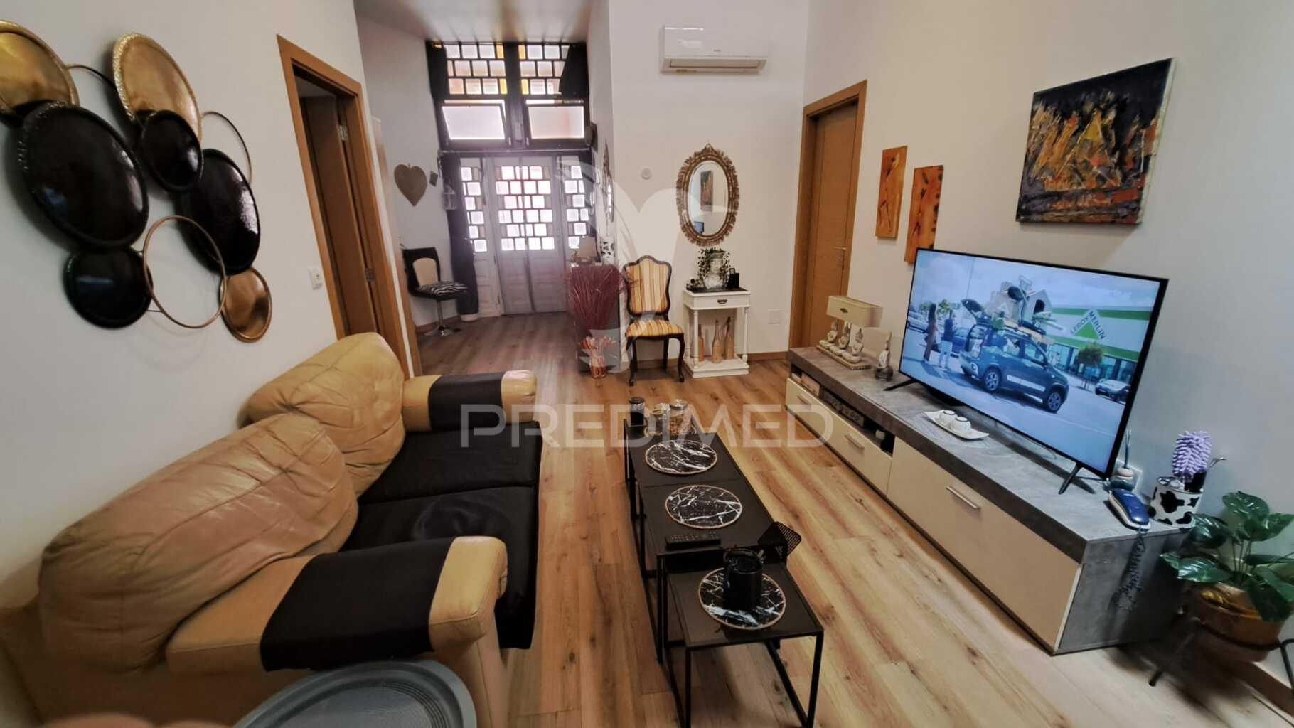 Fração comercial transformada em apartamento t4 - lagoa