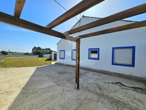 Moradia com dois armazéns e terreno