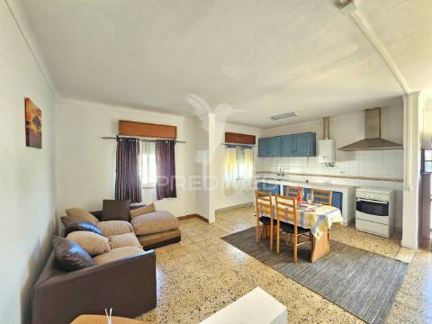 Moradia com dois armazéns e terreno