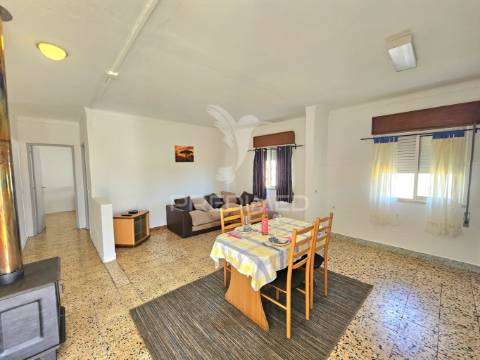 Moradia com dois armazéns e terreno