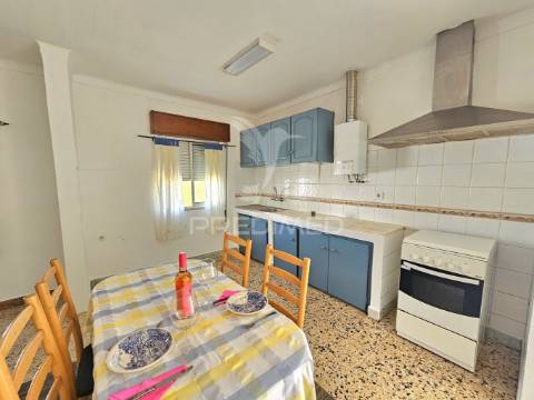 Moradia com dois armazéns e terreno