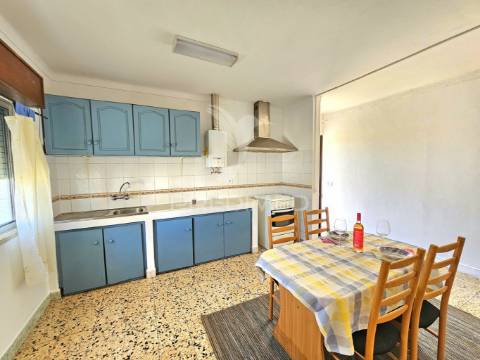 Moradia com dois armazéns e terreno