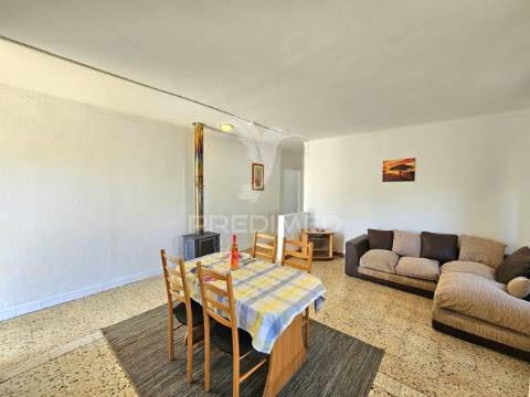 Moradia com dois armazéns e terreno