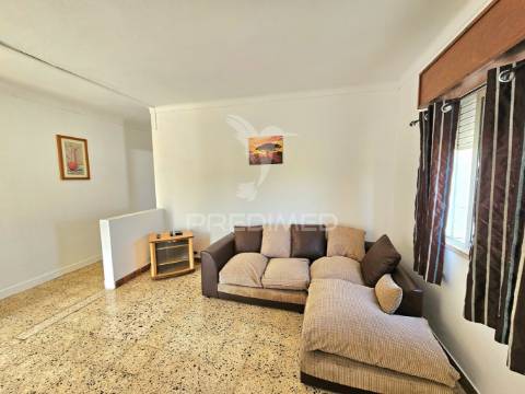 Moradia com dois armazéns e terreno