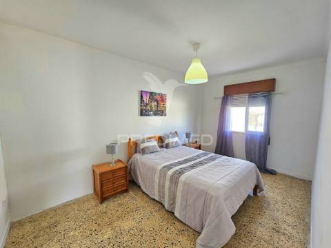 Moradia com dois armazéns e terreno