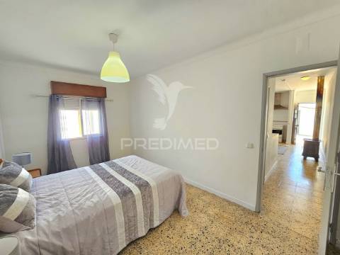 Moradia com dois armazéns e terreno