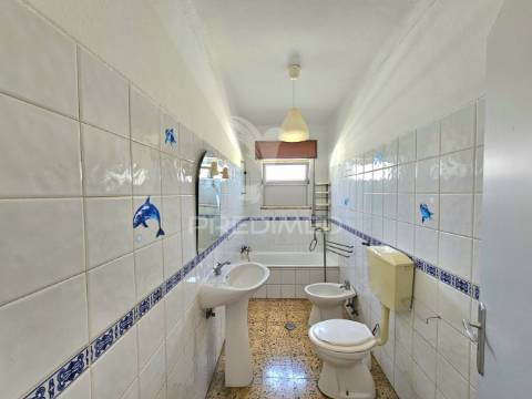 Moradia com dois armazéns e terreno