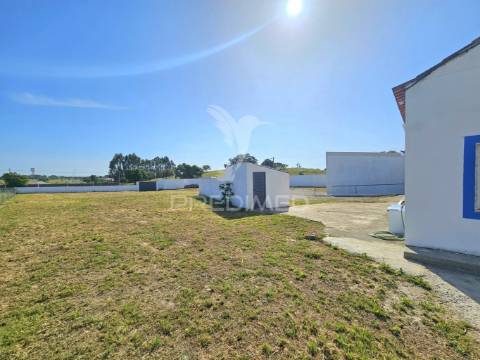 Moradia com dois armazéns e terreno