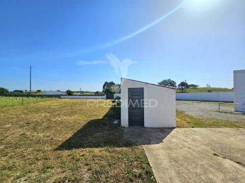 Moradia com dois armazéns e terreno