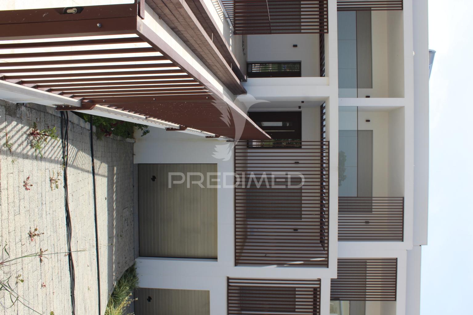 Moradia geminada com piscina