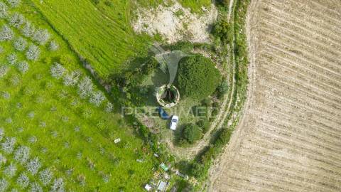 Terreno urbano com ruína de moinho - alenquer