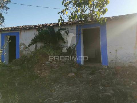 Ruina  com a pocibilidade de constroção de 2000 m2