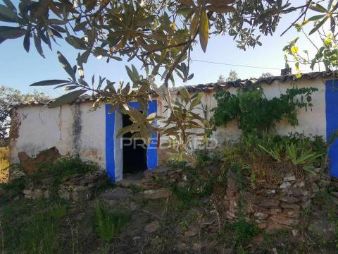 Ruina  com a pocibilidade de constroção de 2000 m2