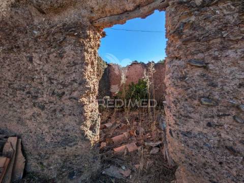 Ruina  com a pocibilidade de constroção de 2000 m2