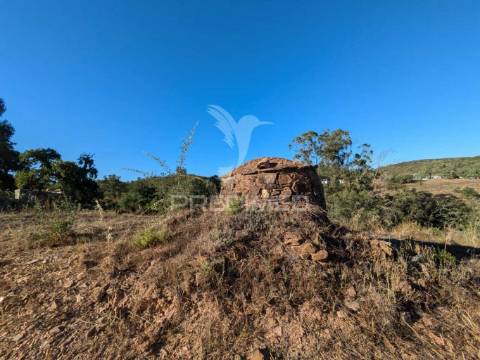 Ruina  com a pocibilidade de constroção de 2000 m2