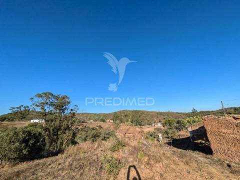 Ruina  com a pocibilidade de constroção de 2000 m2