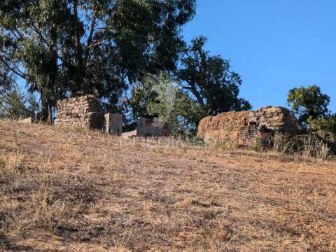 Ruina  com a pocibilidade de constroção de 2000 m2