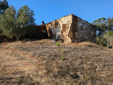 Ruina  com a pocibilidade de constroção de 2000 m2