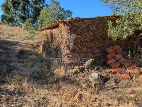 Ruina  com a pocibilidade de constroção de 2000 m2