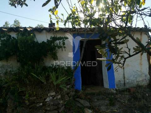 Ruina  com a pocibilidade de constroção de 2000 m2