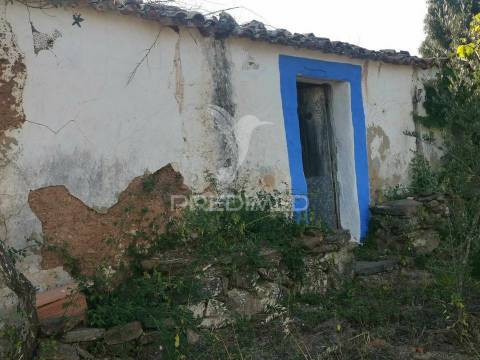 Ruina  com a pocibilidade de constroção de 2000 m2