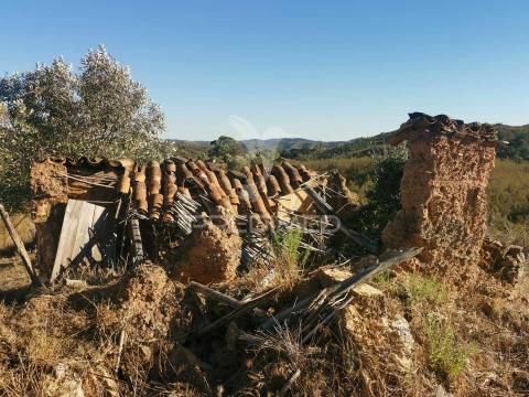 Ruina  com a pocibilidade de constroção de 2000 m2