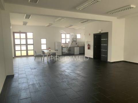 Escritórios amplos e espaçosos em évora