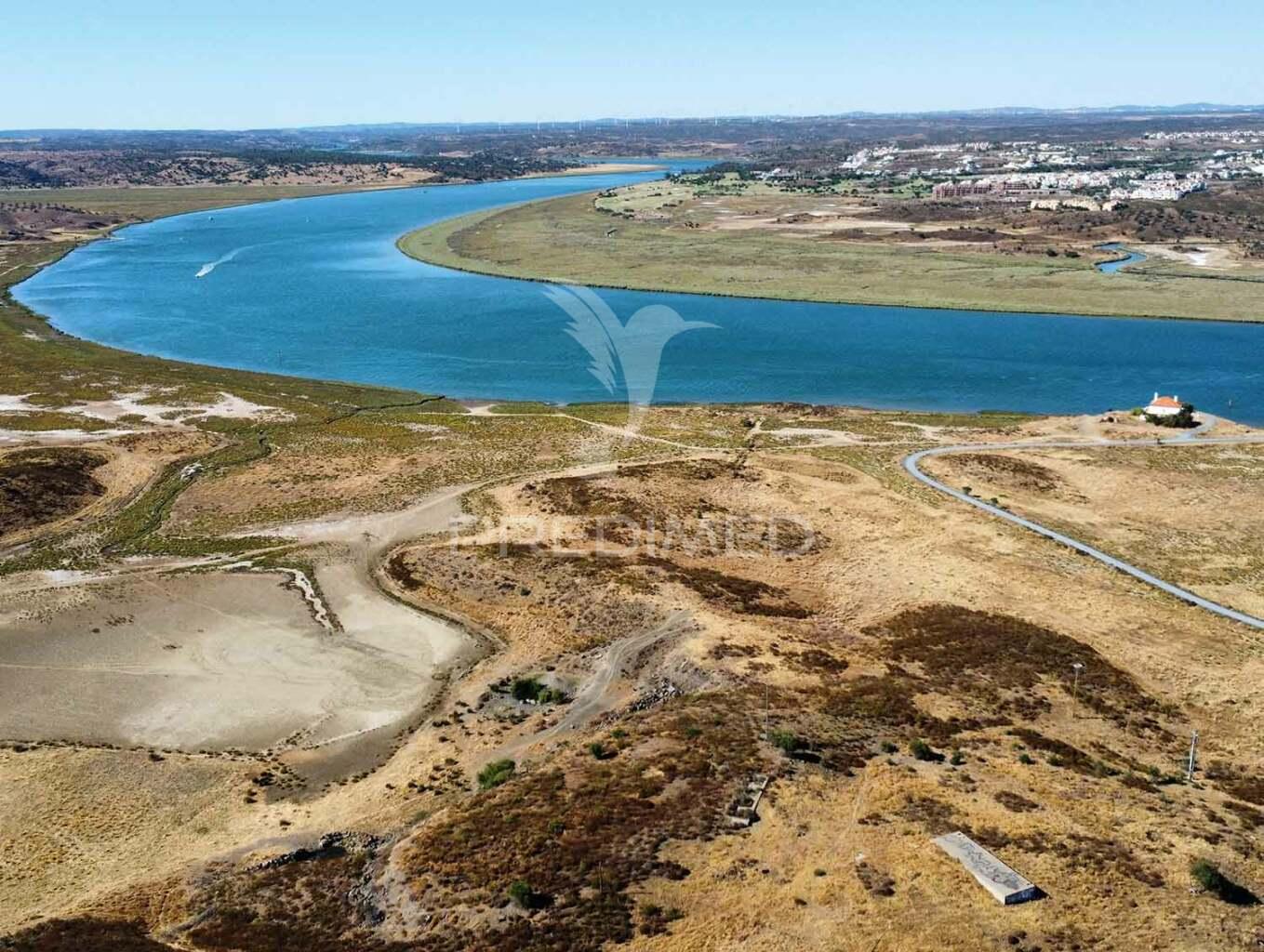 Terreno à beira do guadiana, com 25ha, com projecto de hotel
