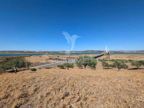 Terreno à beira do guadiana, com 25ha, com projecto de hotel
