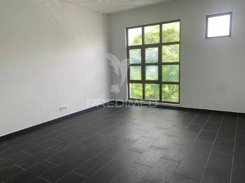 Escritórios amplos e espaçosos em évora