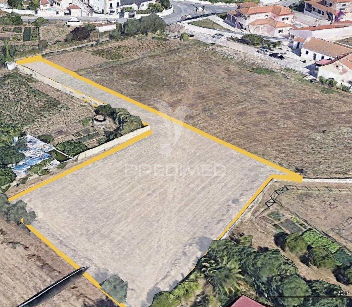 Terreno urbano no campo mas a um pequeno passo da cidade