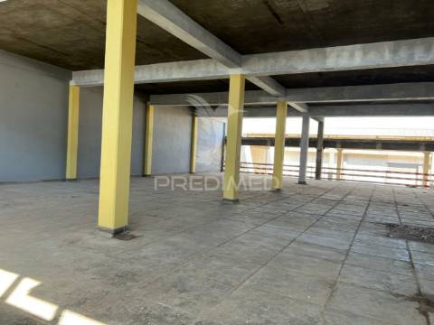 Armazém com área 2550m2 junto ao aeroporto lisboa