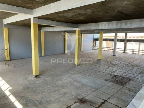 Armazém com área 2550m2 junto ao aeroporto lisboa