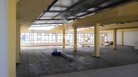 Armazém com área 2550m2 junto ao aeroporto lisboa
