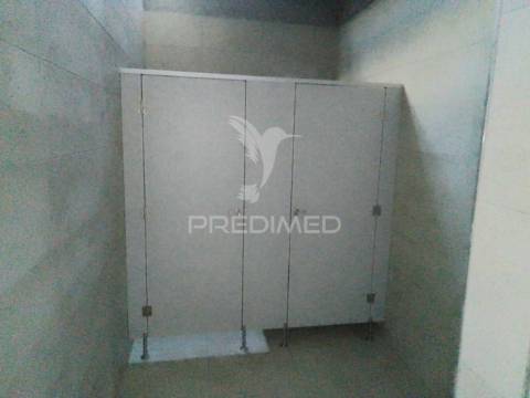 Armazém com área 2550m2 junto ao aeroporto lisboa