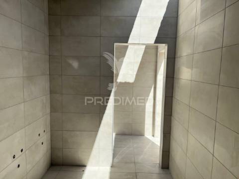 Armazém com área 2550m2 junto ao aeroporto lisboa